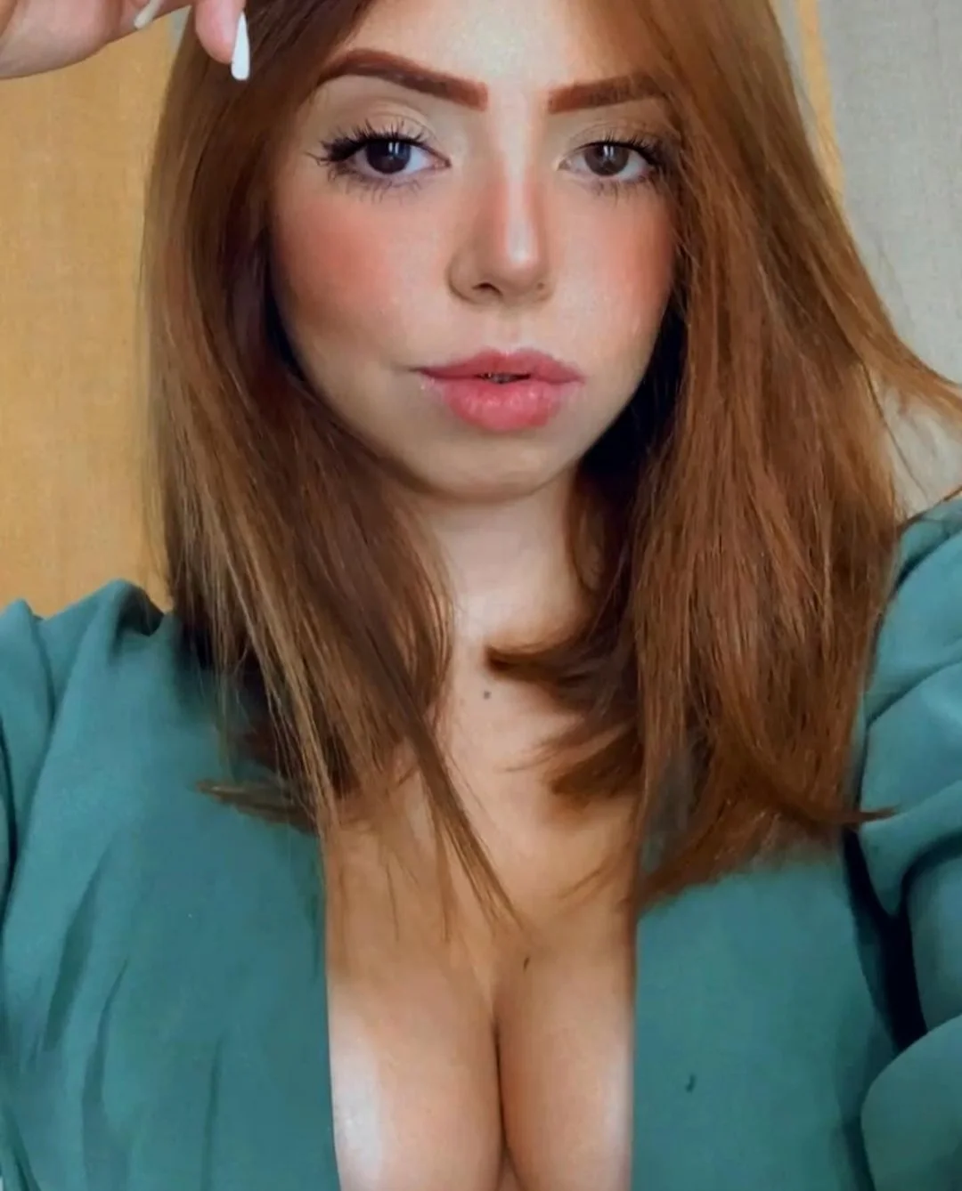 Novinha peituda image 2