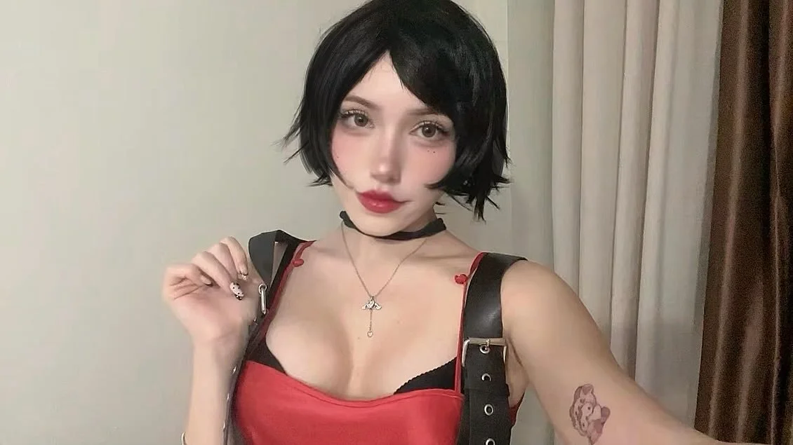 Teen Super Sexy Cosplayer image 2