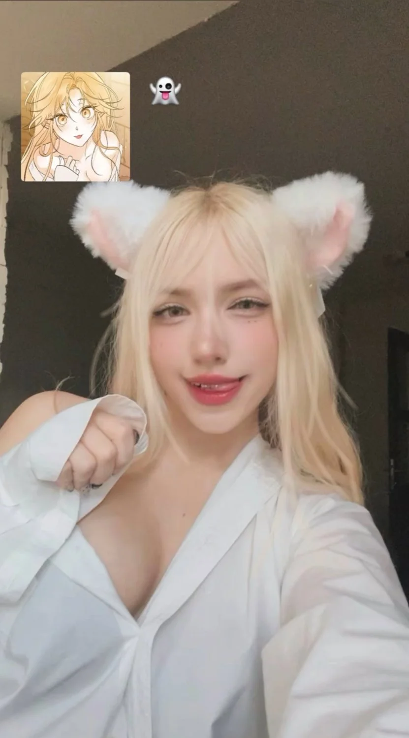Teen Super Sexy Cosplayer image 3