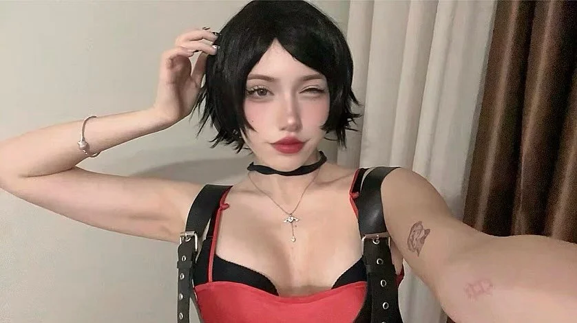 Teen Super Sexy Cosplayer image 4