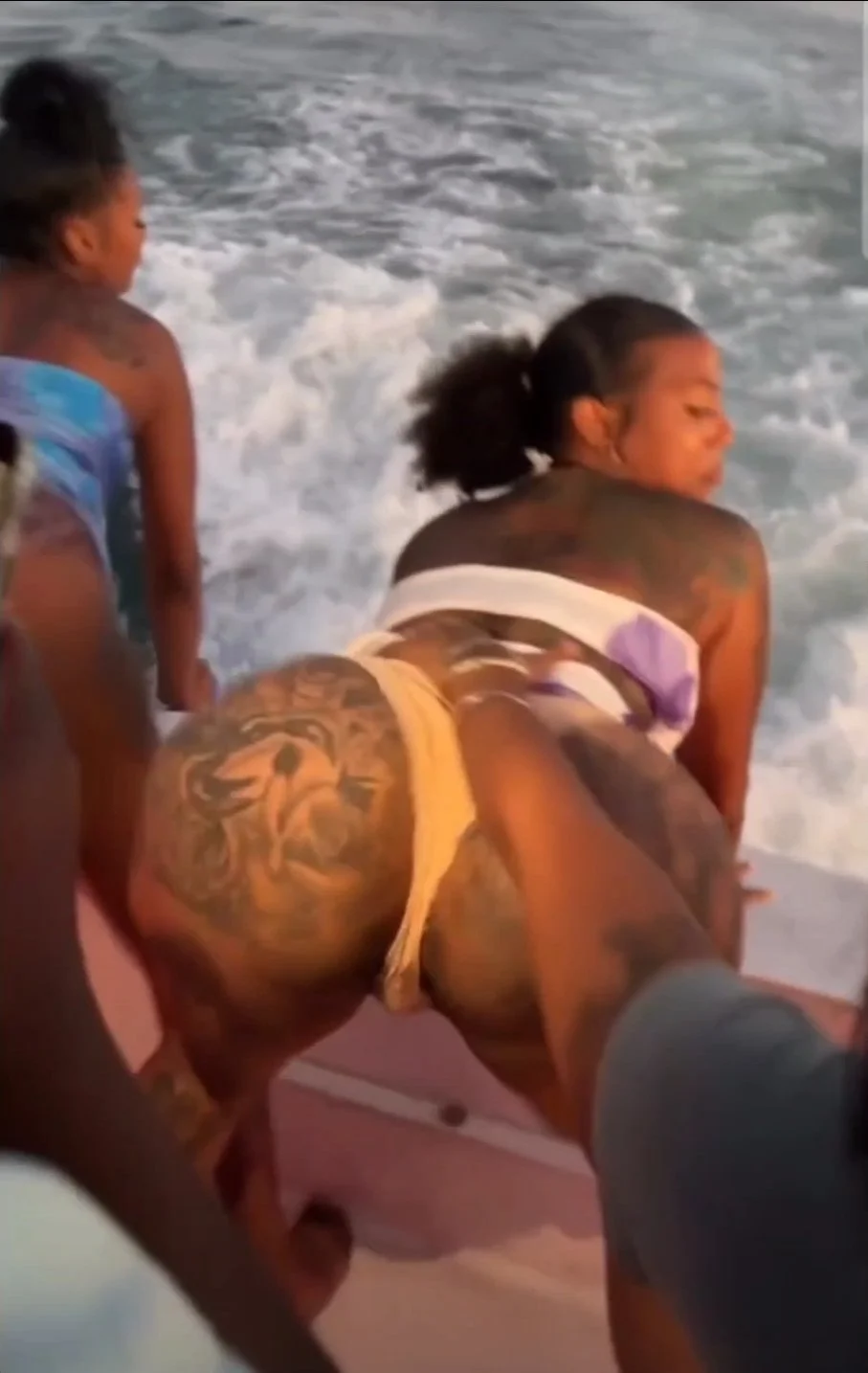 Thots on yachts pt. 14 L.A. hos shakin alotta ASS image 3