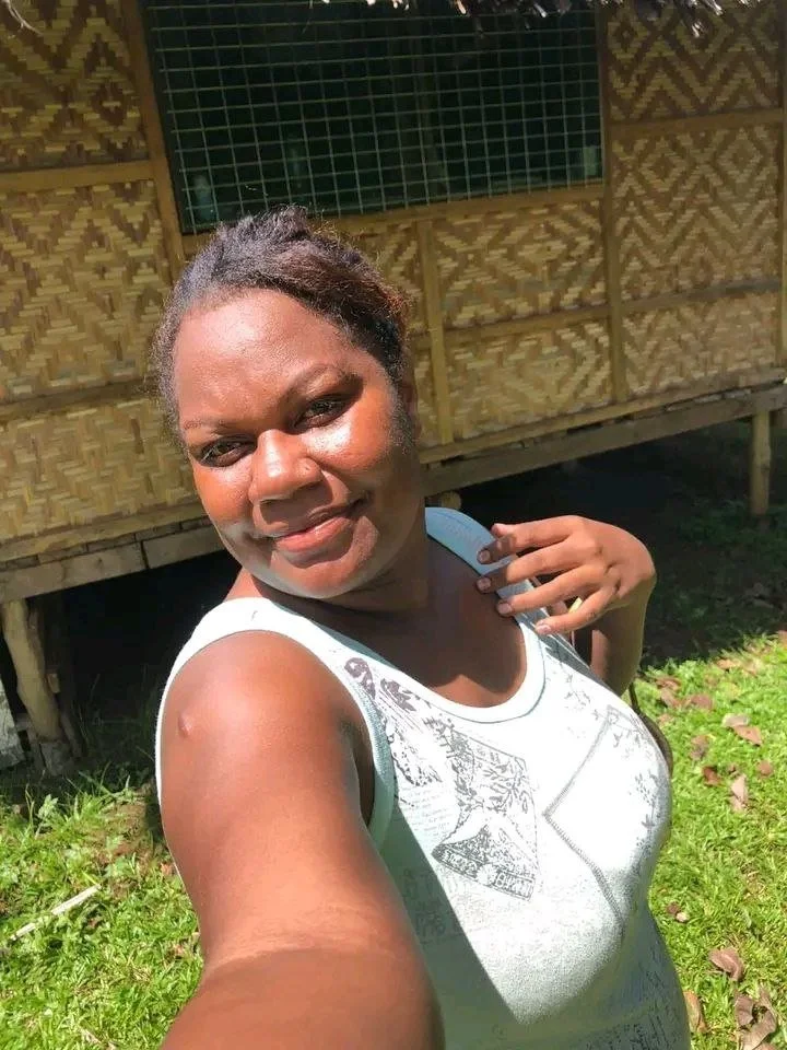 Thick ebony rubbing her pussy🇵🇬 image 2