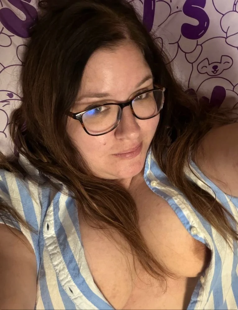 Beautiful sexy girl and her nice tits for you to enjoy main image
