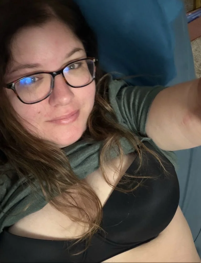 Beautiful sexy girl and her nice tits for you to enjoy image 3