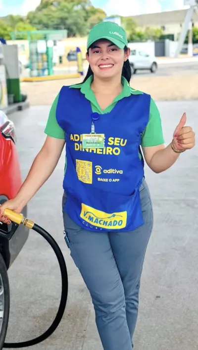 Frentista gostosa só anda de fio dental doida pra ser comida cover image