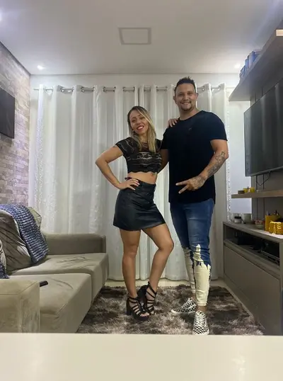 Mais um corninho que gosta de exibir sua puta cover image