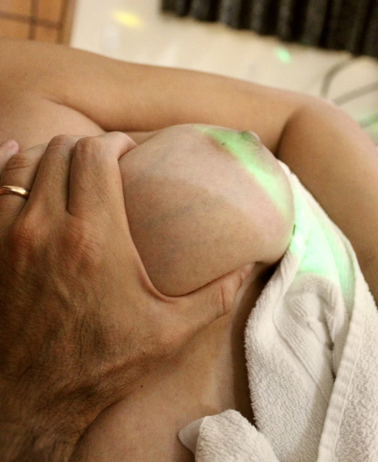 Tetas empinadas e macias image 11