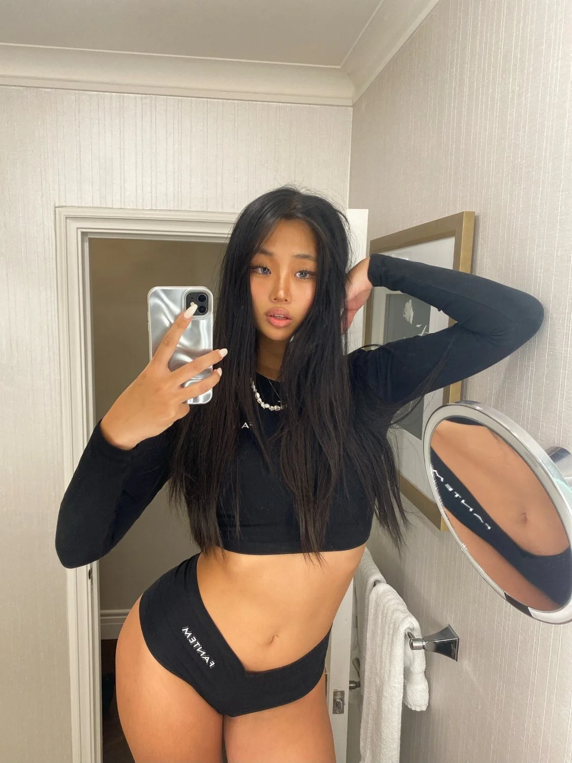 AI remove clothing 4 main image