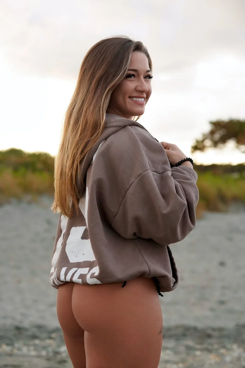 Beach babe Caleigh image 8