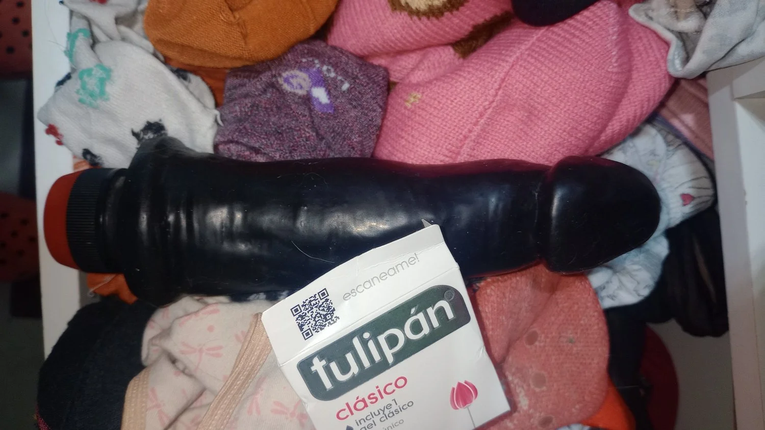 Dando uma olhada na sua gaveta. Os preservativos servem para o brinquedo? Ou para outros? Envie uma image 3