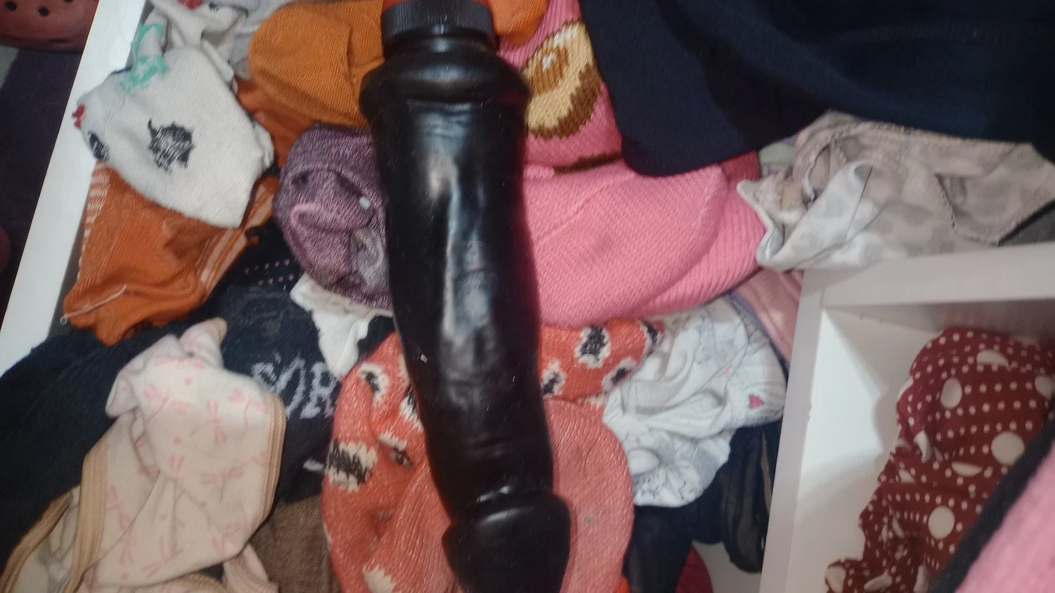 Dando uma olhada na sua gaveta. Os preservativos servem para o brinquedo? Ou para outros? Envie uma image 4