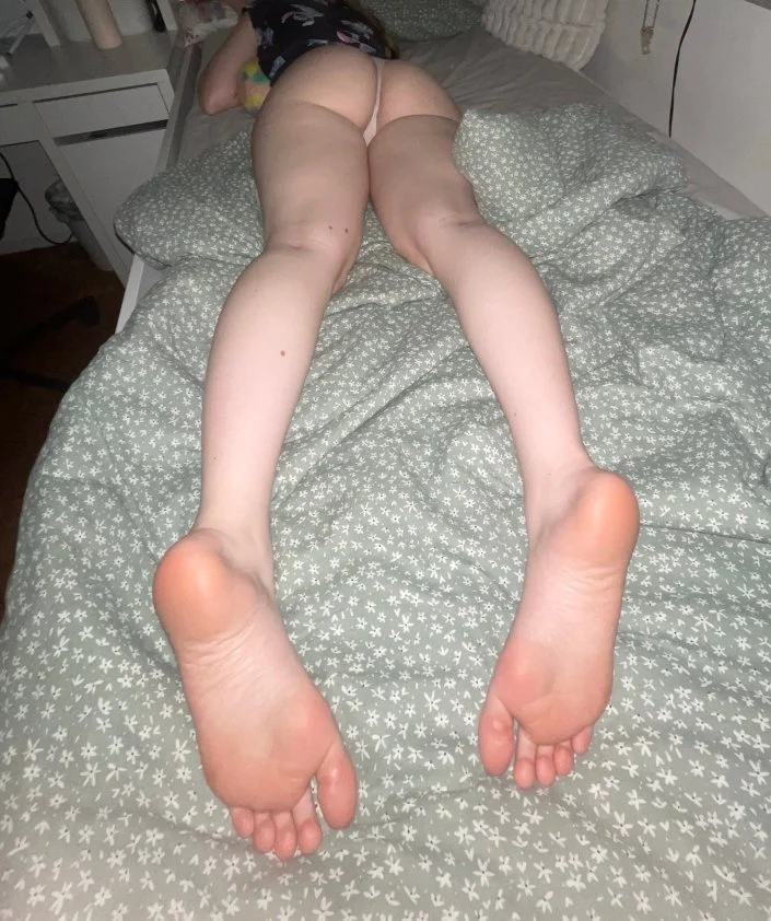 Spy on sisters feet close up voyeur soles image 5