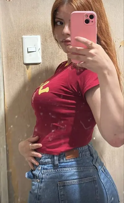 La perrita de Camila ofrece su pack por insta mostrando su cuerpo cover image