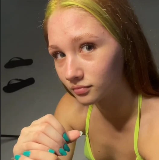 Ruiva putinha que adora chupar image 7