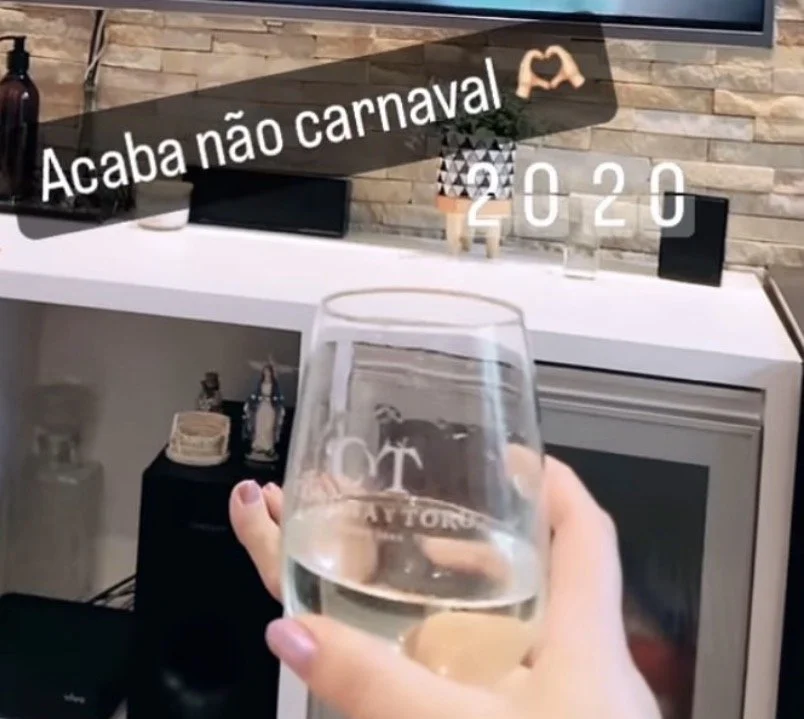 Pezinho da amiga gostosa casada image 4