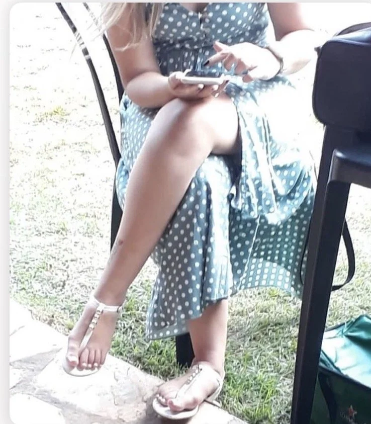Pezinho da amiga gostosa casada image 9