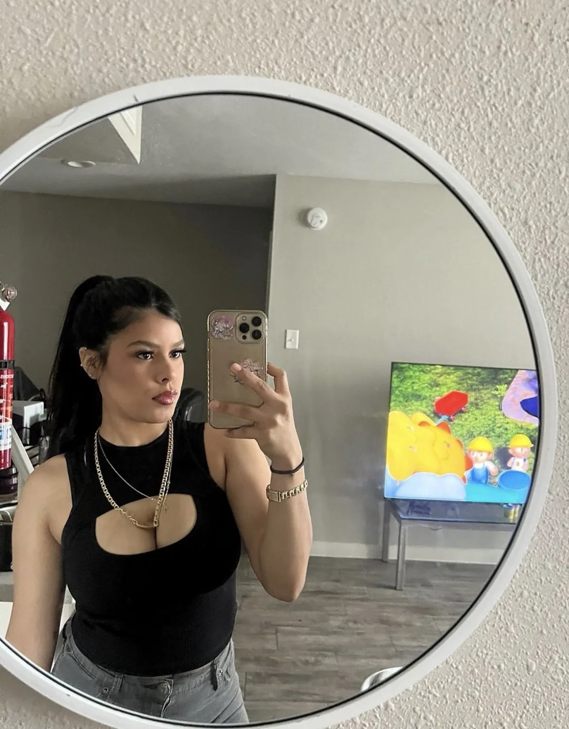 Sexy Latina likes showing her nipples image 4