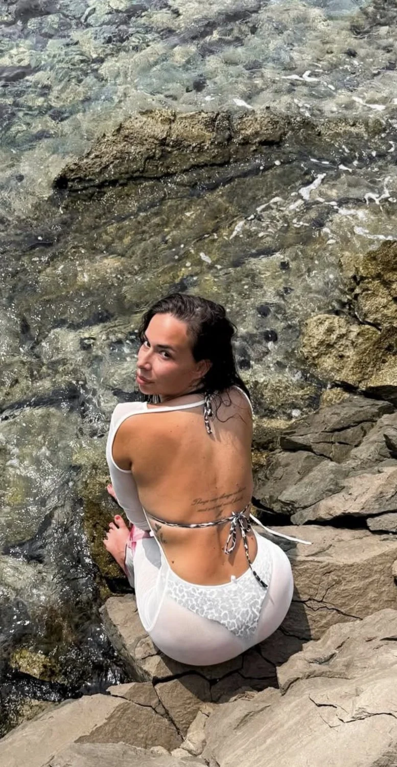 Young milf Elena image 8