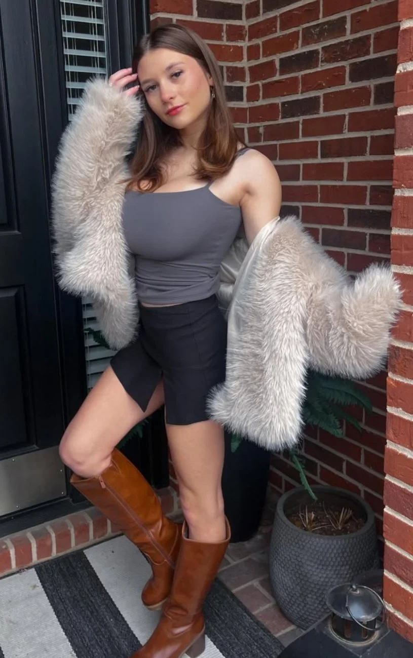 Busty Teen Bop Lainie image 4