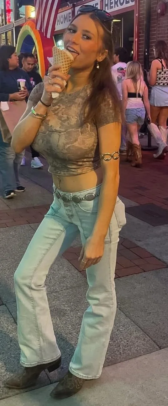 Busty Teen Bop Lainie image 7