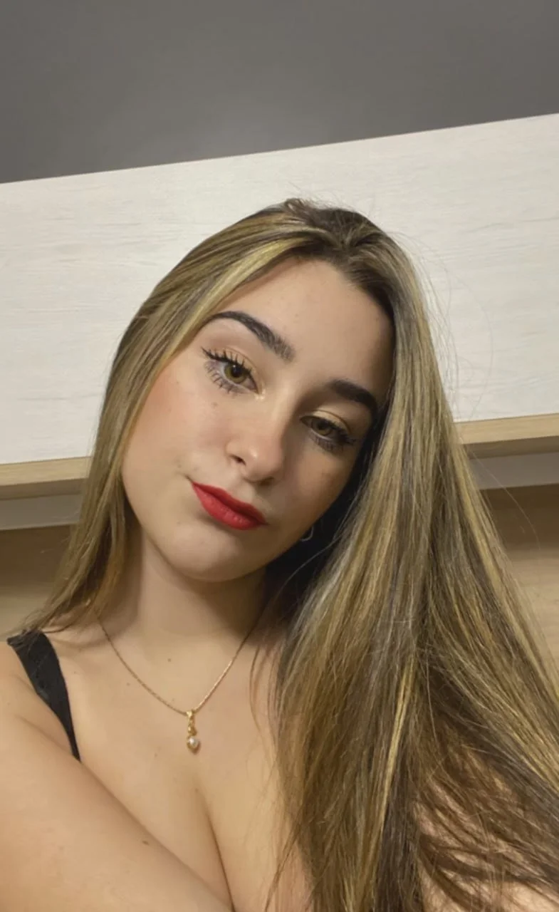 Que rico esta puta masturbense y sáquense toda la leche con ella main image