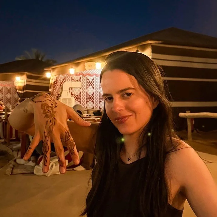 Esposa magrinha deliciosa. O que fariam com ela? image 3
