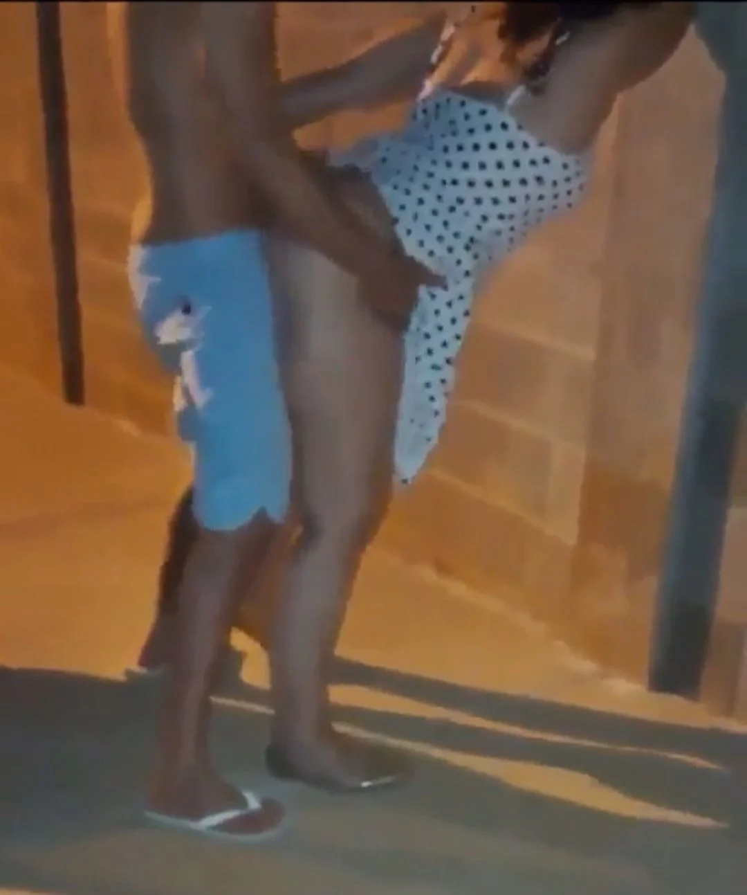 Novinha cavala traiu marido em publico com novinho pirocudo image 3