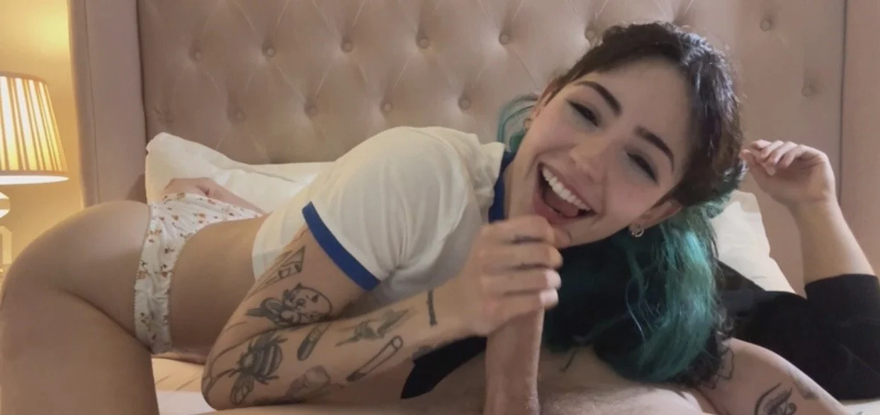 Slut Gives Head & Facial main image