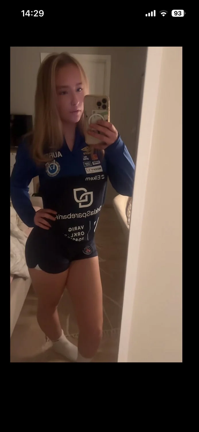 Should i leak her? Yes or no main image
