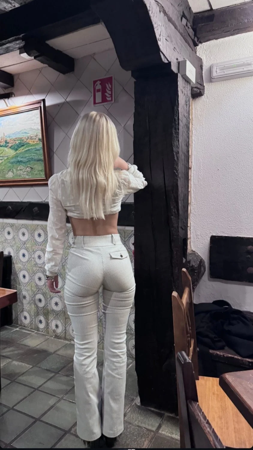 española de infarto es un bombón 🔥🔥 main image
