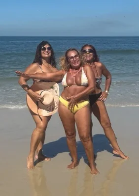 Só Coroas na Praia | Grannies at the beach image 3