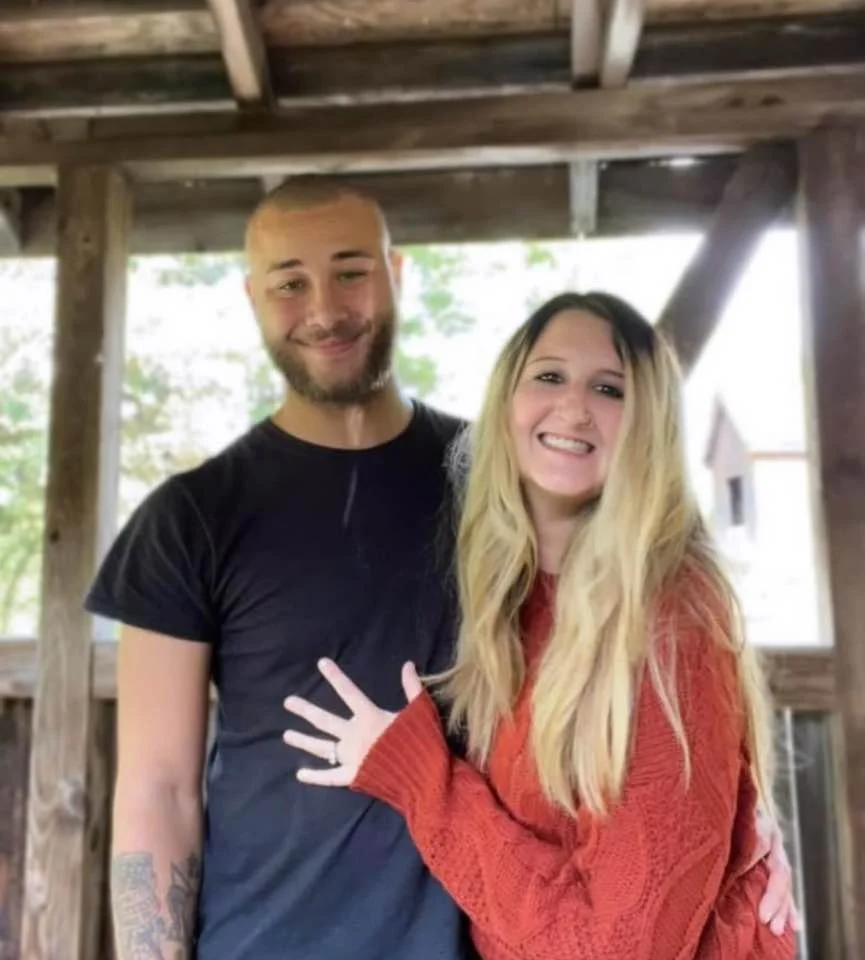 25 yr old Gwen exposed by cuck image 3