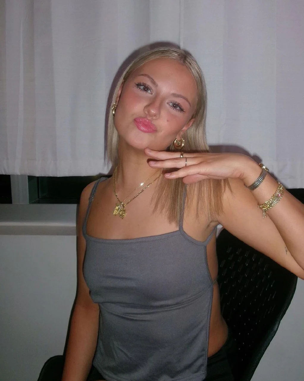 Sexy blonde webslut teen Sarah image 7