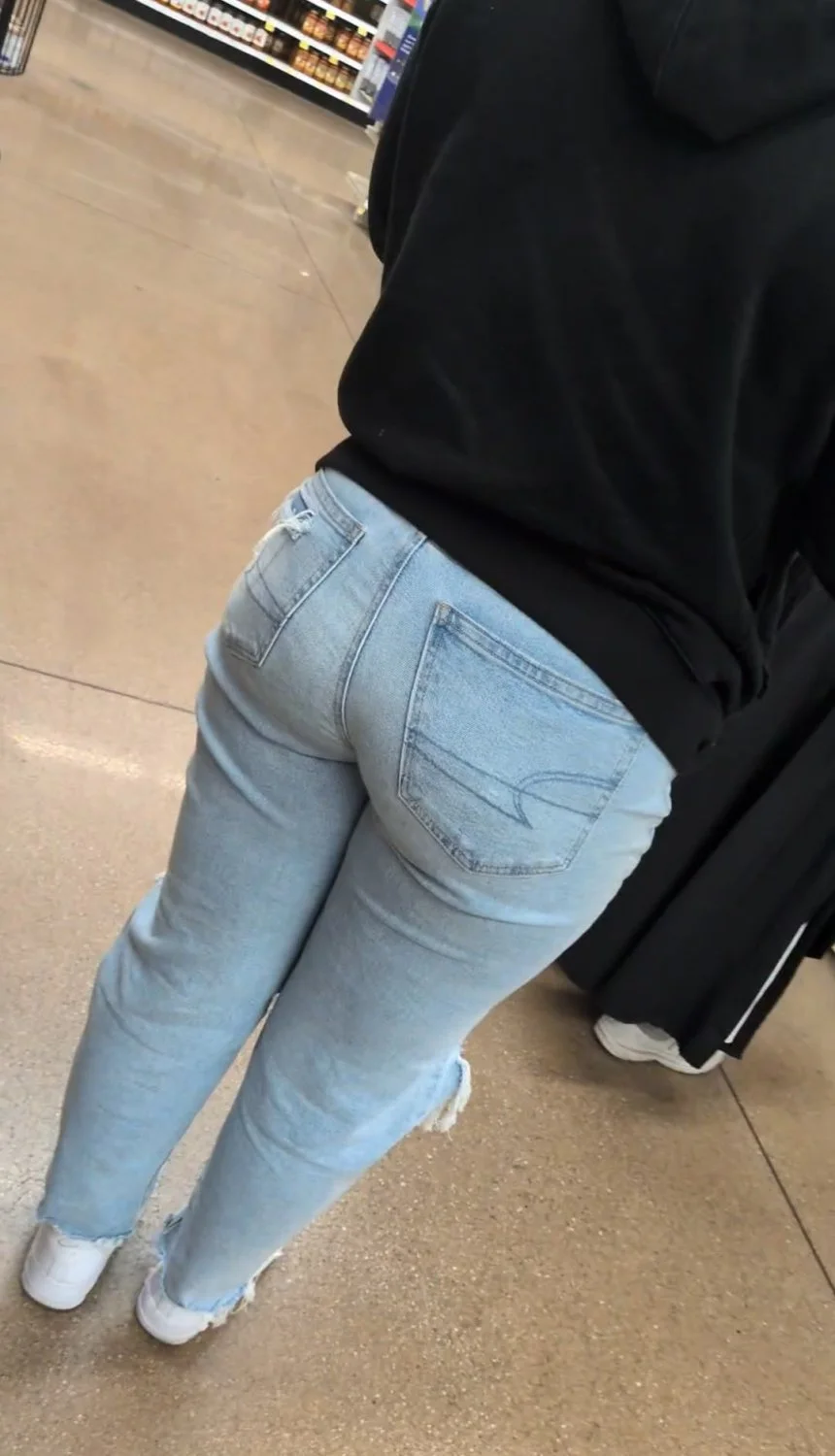 [Fan submitted] creep on big ass teen image 2