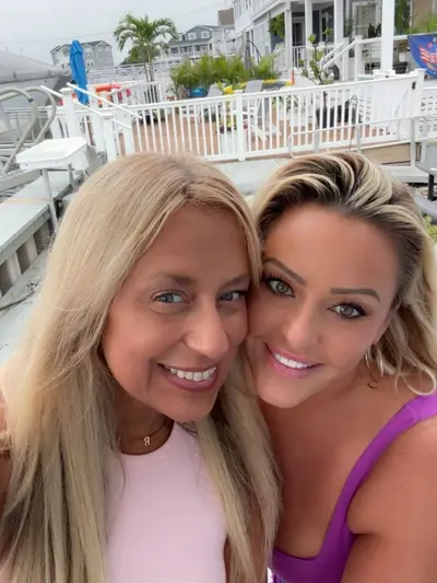 Which Pawg cougar are you face fucking? cover image