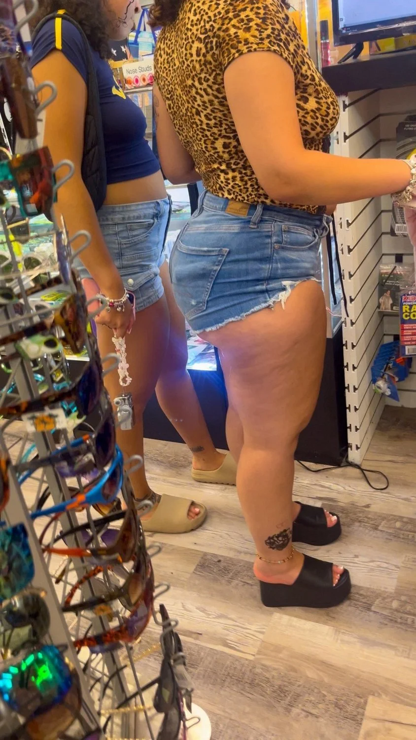 gordinha rabuda com shortinho cravado na bunda image 10