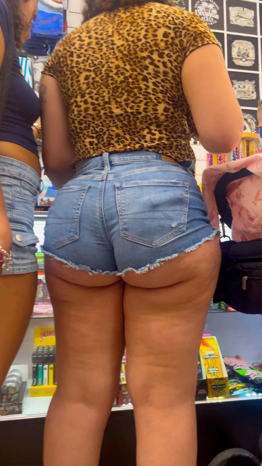 gordinha rabuda com shortinho cravado na bunda image 4