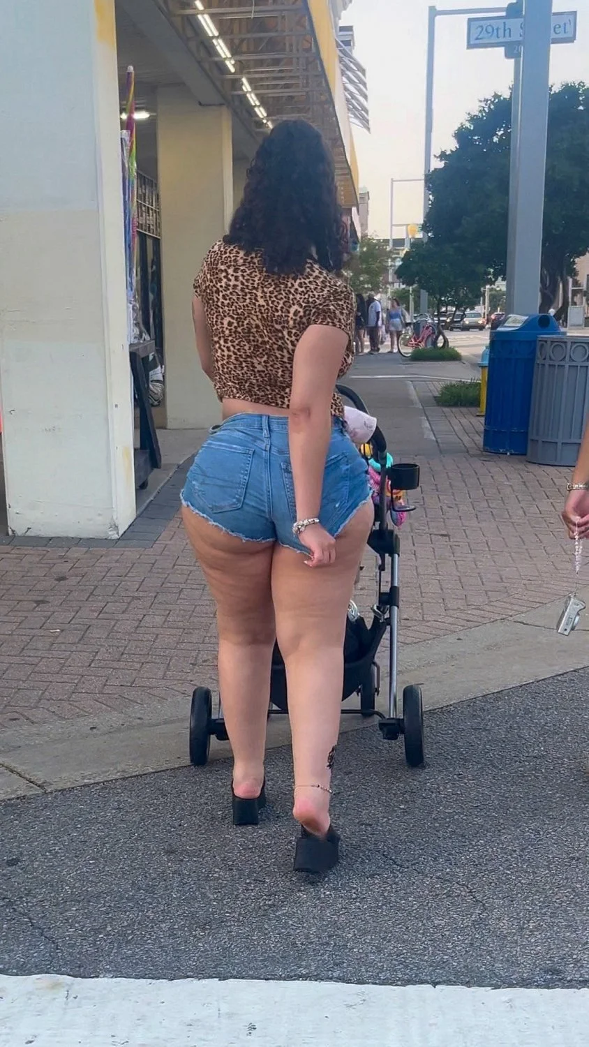 gordinha rabuda com shortinho cravado na bunda image 6