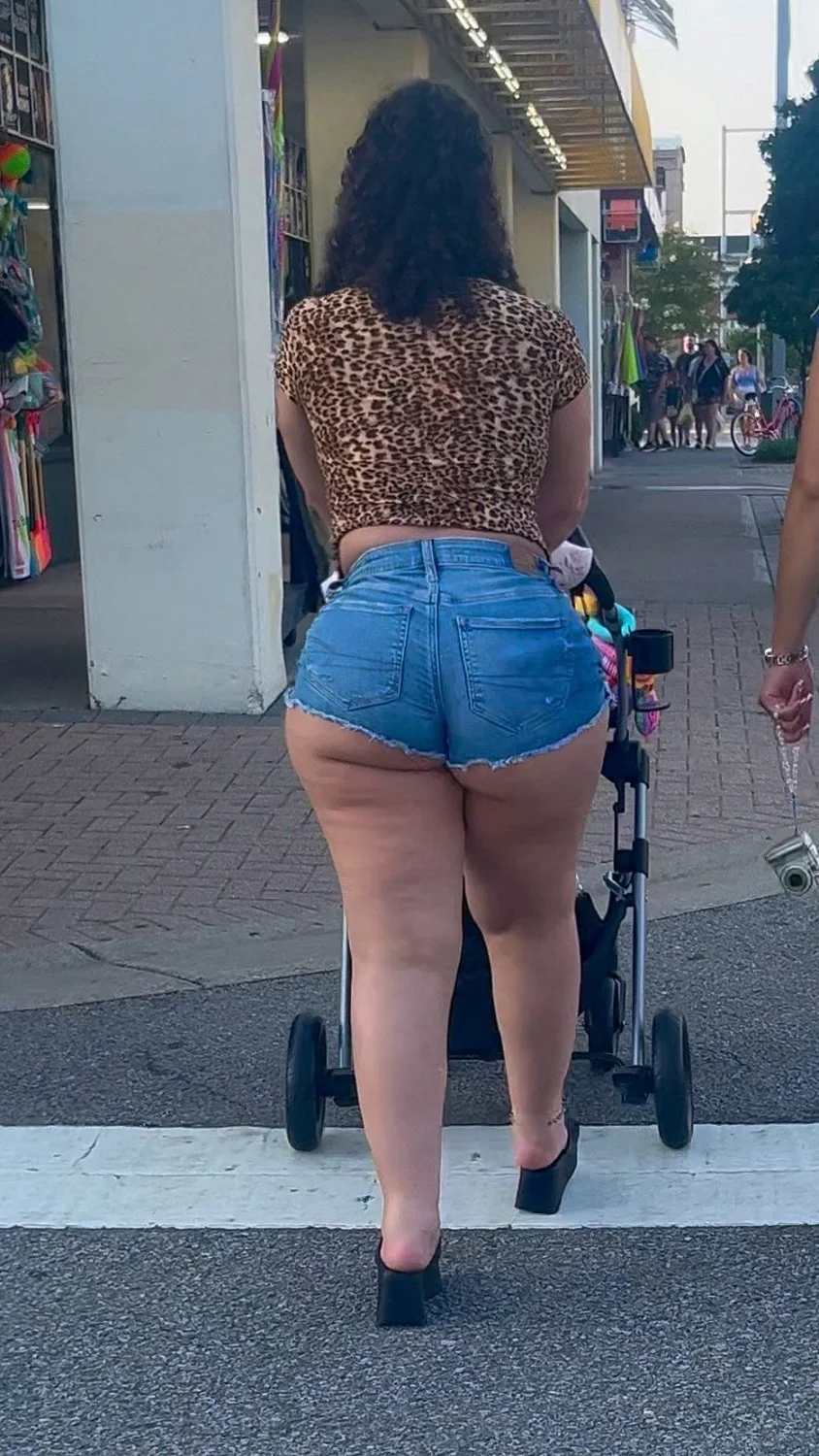 gordinha rabuda com shortinho cravado na bunda image 9