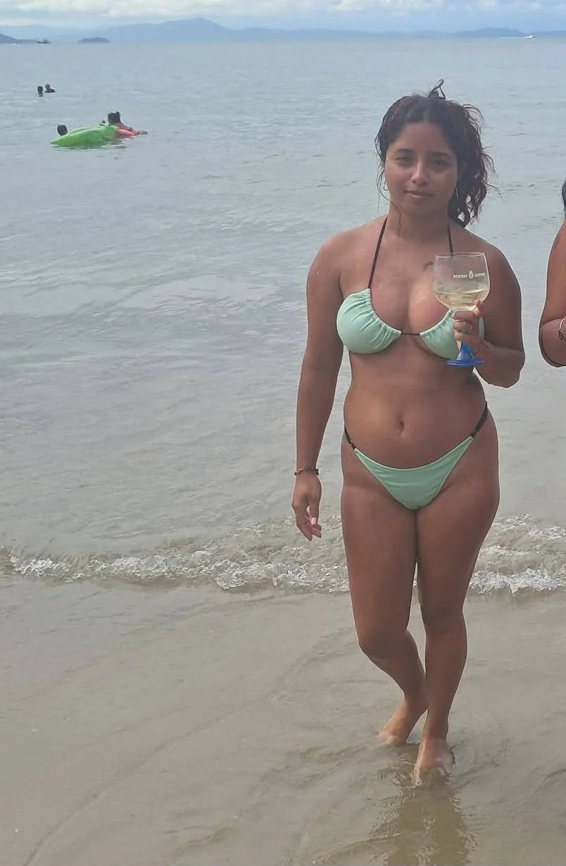 Mi prima se deja tocar las tetas cuando mis tíos no están cerca image 11