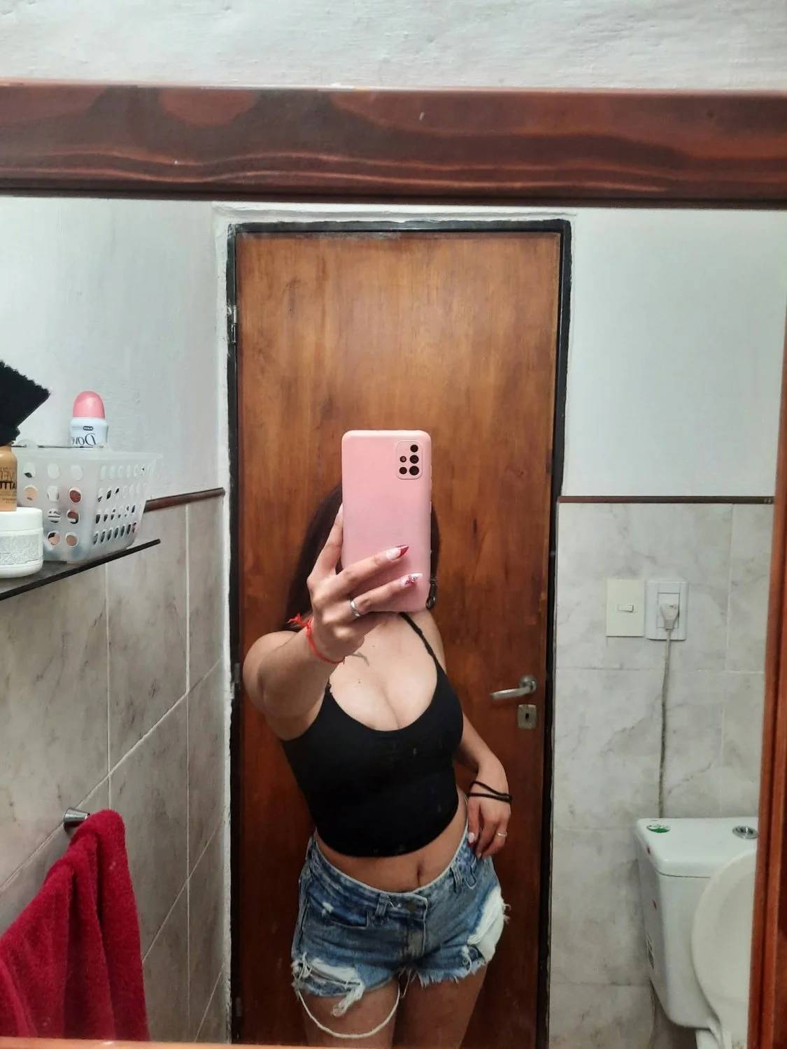 Mi prima se deja tocar las tetas cuando mis tíos no están cerca image 15