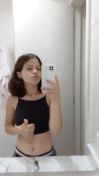 Novinha branquinha delicinha se exibindo no banheiro cover image