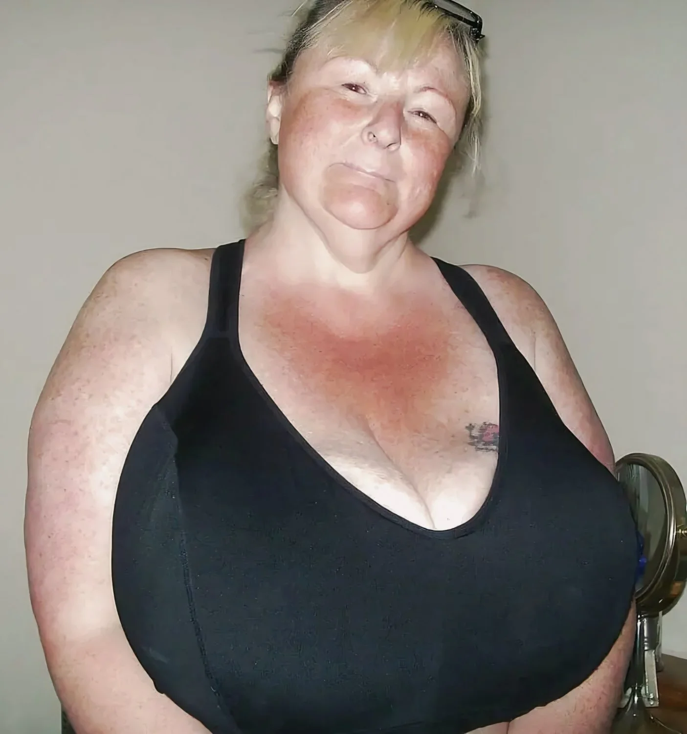 Huge tits Sharon image 11