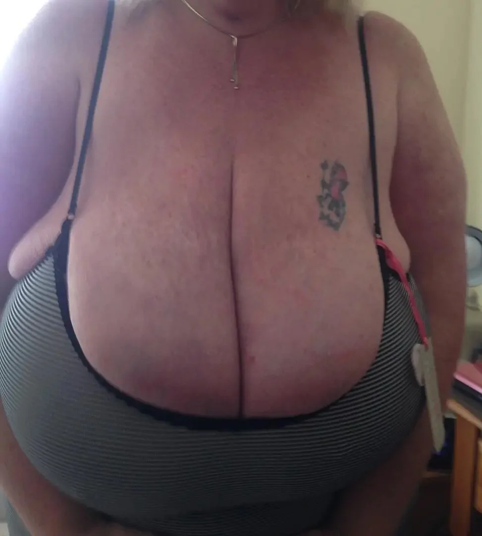 Huge tits Sharon image 3