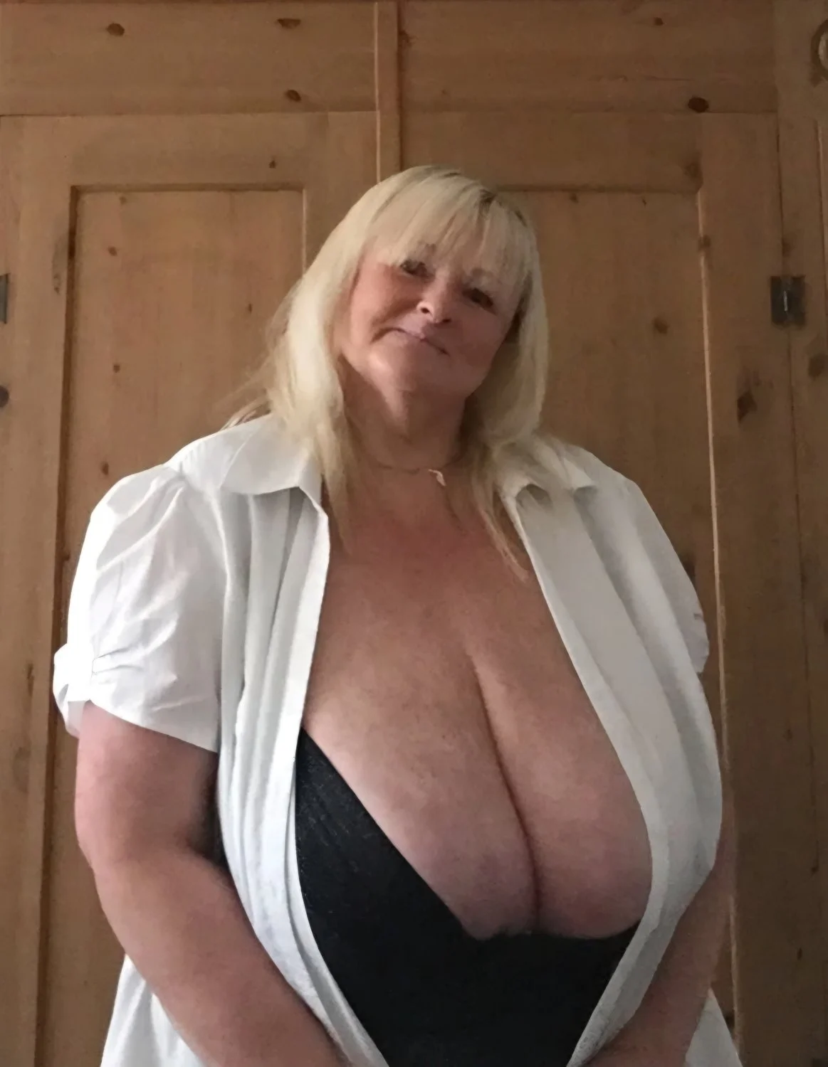 Huge tits Sharon image 8