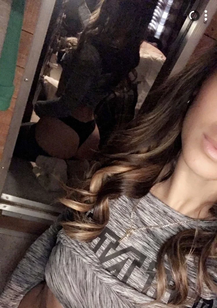 Sexy KIK slut Nicole shows off her fit body image 2