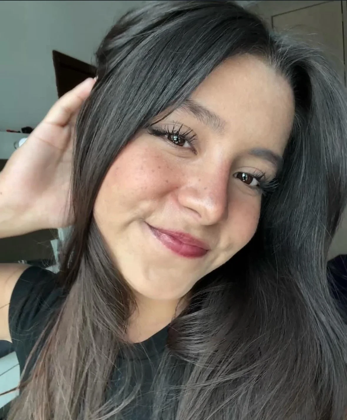 Danna Flores jugando con su boca 😍 main image