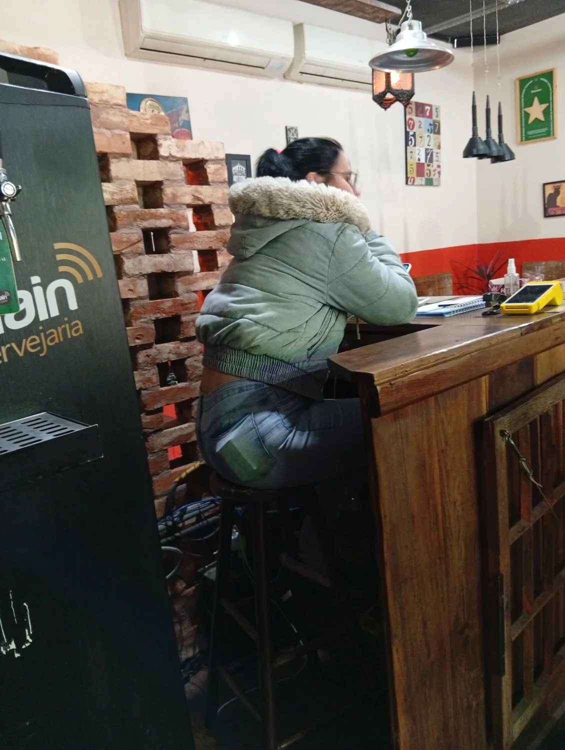 Voyeur da atendente rabuda image 9