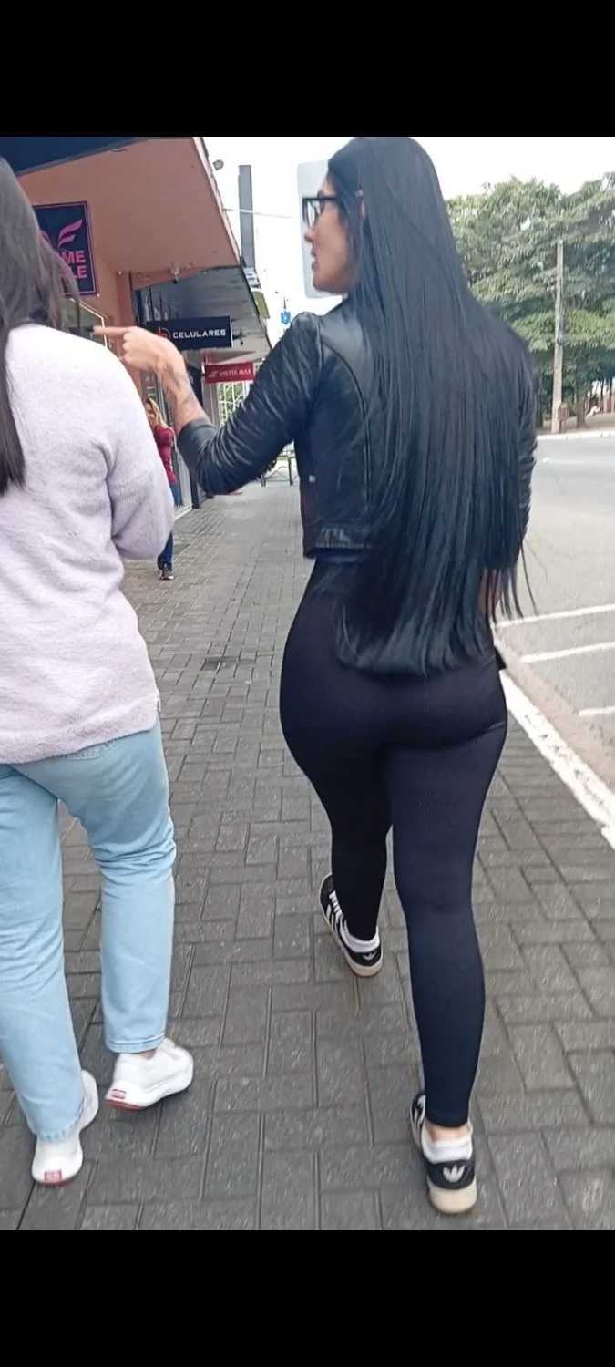 Delicia andando na rua image 3