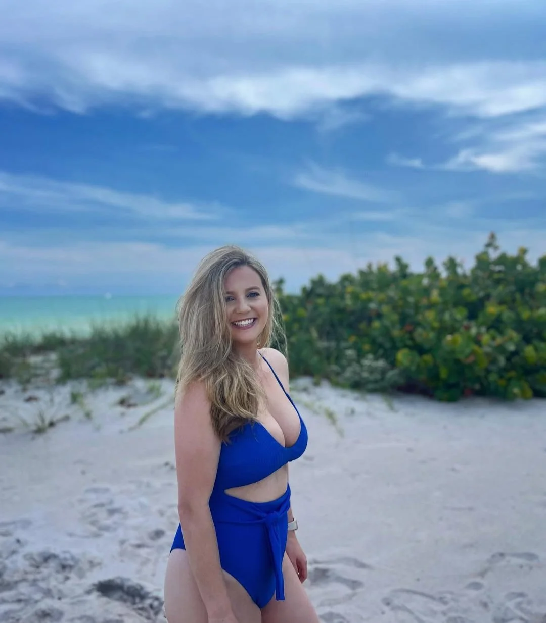 Gorgeous pittsburgh reporter with beautiful tits main image